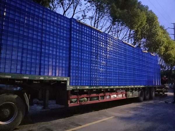 menumpuk wadah dengan tutup