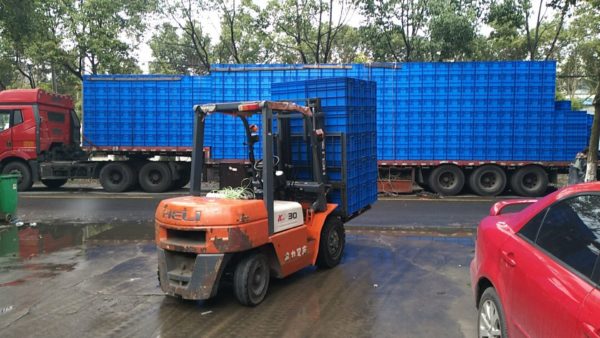 menumpuk wadah dengan tutup